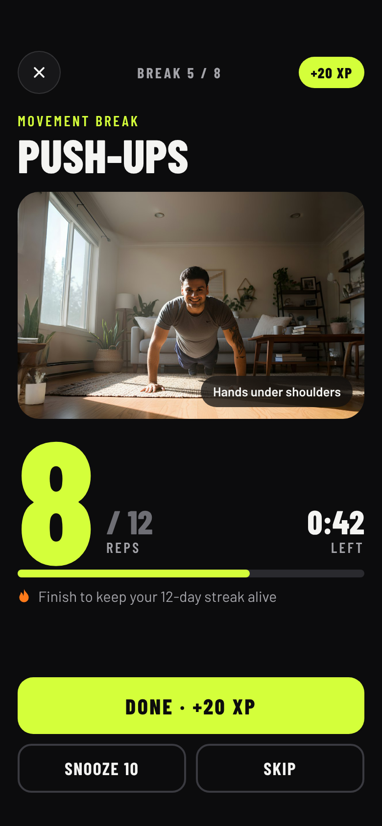 Het pauzescherm: push-ups, 8 van 12 gedaan, met een foto van de oefening