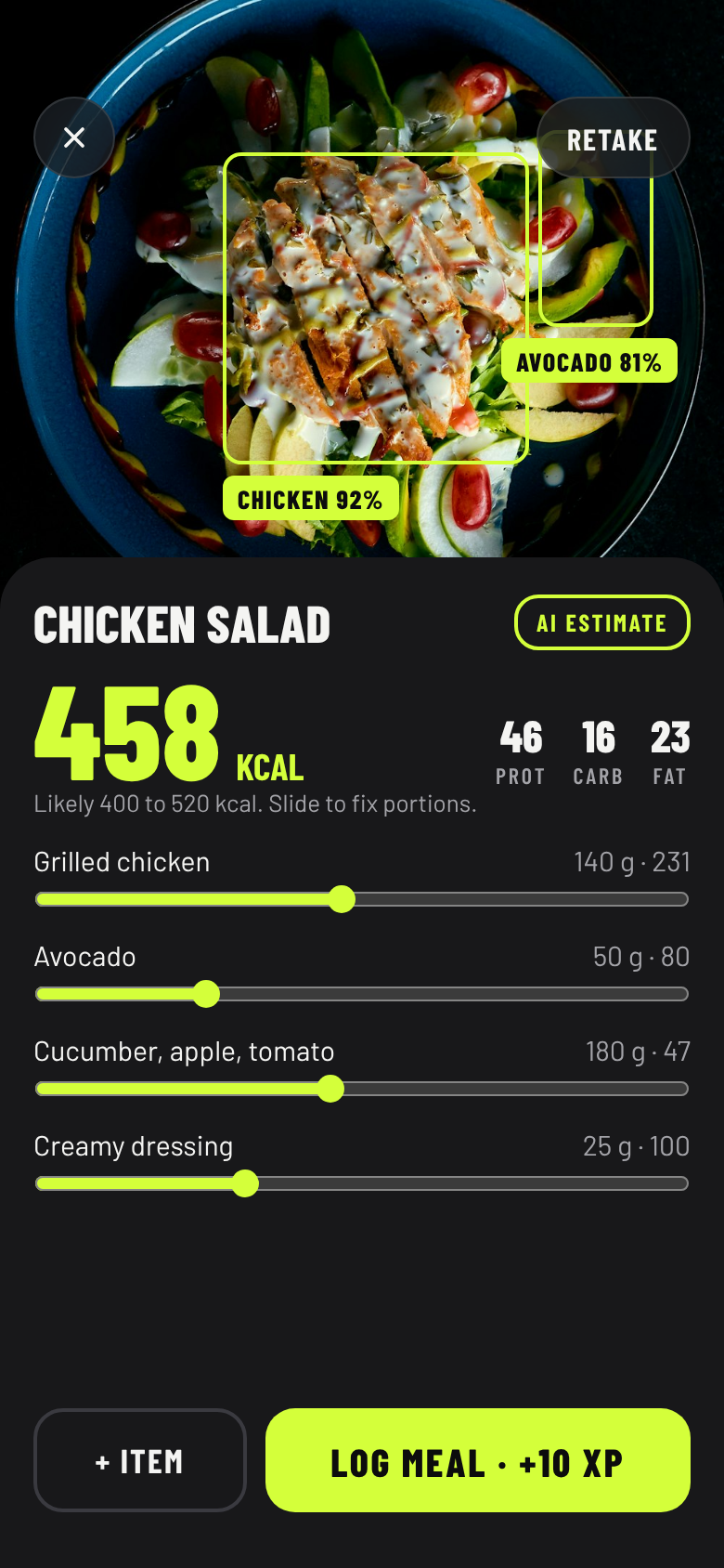 Een maaltijdscan: salade met kip, ongeveer 458 kcal, met elk voedingsmiddel en het aantal gram